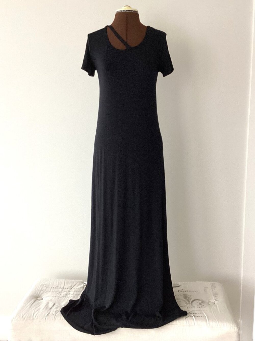 Go Couture Black Maxi Short Sleeve T-shirt Dress with Scoop Neckline